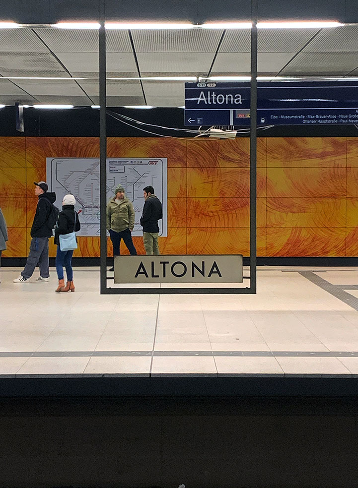 Am Bahnsteig der S-Bahn Bahnhof Altona